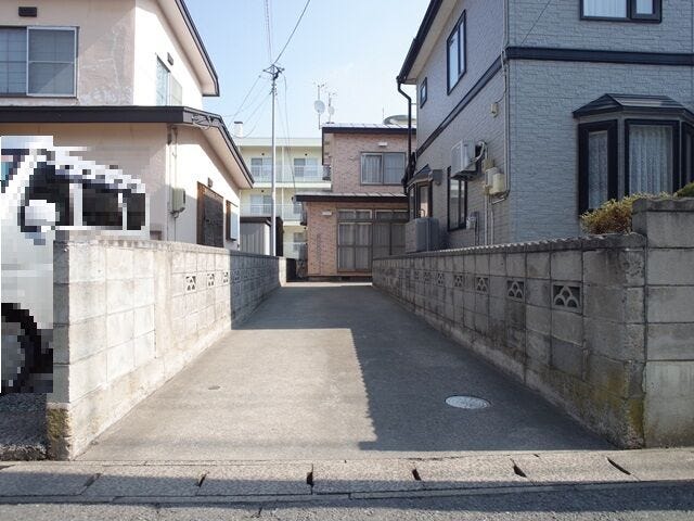 冬場も安心のロードヒーティング付きアプローチ。除雪の負担を軽減し、縦列2台の駐車が可能です。