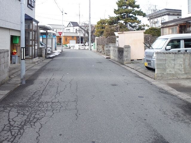 40mほど進むと千富公園と万太郎堰があり、自然が身近な環境です。主要道路にもすぐ出られ、利便性の高い立地です。