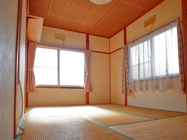 二面採光で明るい6畳和室が2室。中央の階段で空間が分かれ、音が気になりにくい造り。各室に押入があり、収納が完結し暮らしやすい間取りです。