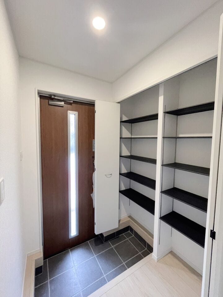 \すっきり片付く玄関収納/
たっぷり収納できるシューズクローク付きで、家族分の靴もきれいに整理。玄関まわりをいつでも整った印象に保てます