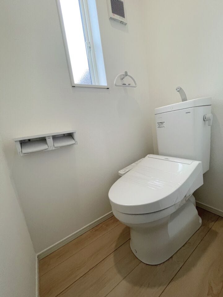 \2階にも快適な洗浄便座付きトイレ/
朝の忙しい時間帯も混み合いにくく、使い勝手の良い設計。清潔感のある空間で、毎日の暮らしをより快適に支えます。