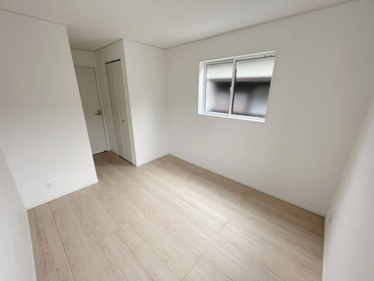 \多用途に使える2階洋室/
子ども部屋や書斎、趣味の空間としても活躍。採光にも配慮された明るい室内で、ライフスタイルに合わせて柔軟に使えます。