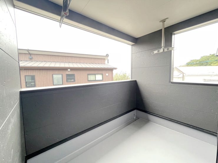 \開放感あふれるバルコニー/
陽当たりの良いスペースで洗濯物も快適に乾燥。ちょっとした気分転換やガーデニングも楽しめる、暮らしにゆとりを添える空間です