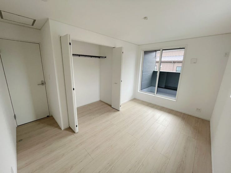 \心安らぐ主寝室/
ゆとりある広さで、ベッドや家具の配置も自在。落ち着いた空間設計が、一日の疲れをやさしく癒し、上質な眠りへと導きます。