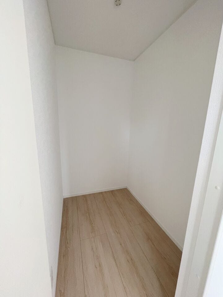 \たっぷり収納できるウォークインクローゼット/
衣類や季節物もすっきり収まる大容量設計。整理整頓がしやすく、毎日のコーディネートも快適に楽しめます。