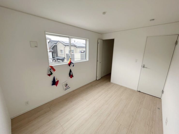 \暮らしにフィットする2階洋室/
プライベート空間としてゆったり使える一室。ベッドやデスクも置きやすい間取りで、将来の使い方にも柔軟に対応できます。