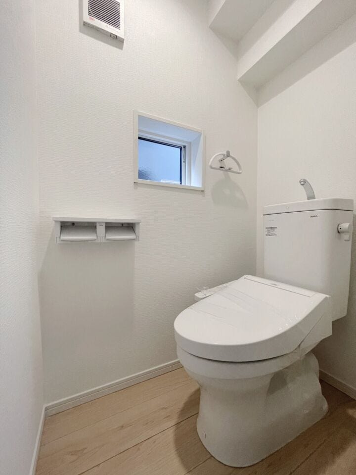 \清潔感あふれる洗浄便座付きトイレ/
1階に配置された使いやすい設計。快適な機能性と落ち着いた空間で、毎日の暮らしをさりげなく支えます。