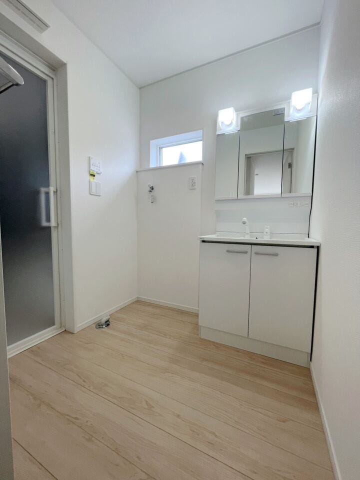 \清潔感あふれる洗面空間/
ゆとりある洗面室は、朝の身支度もスムーズ。収納もしっかり確保され、毎日を快適にサポートする使い勝手の良い空間です。