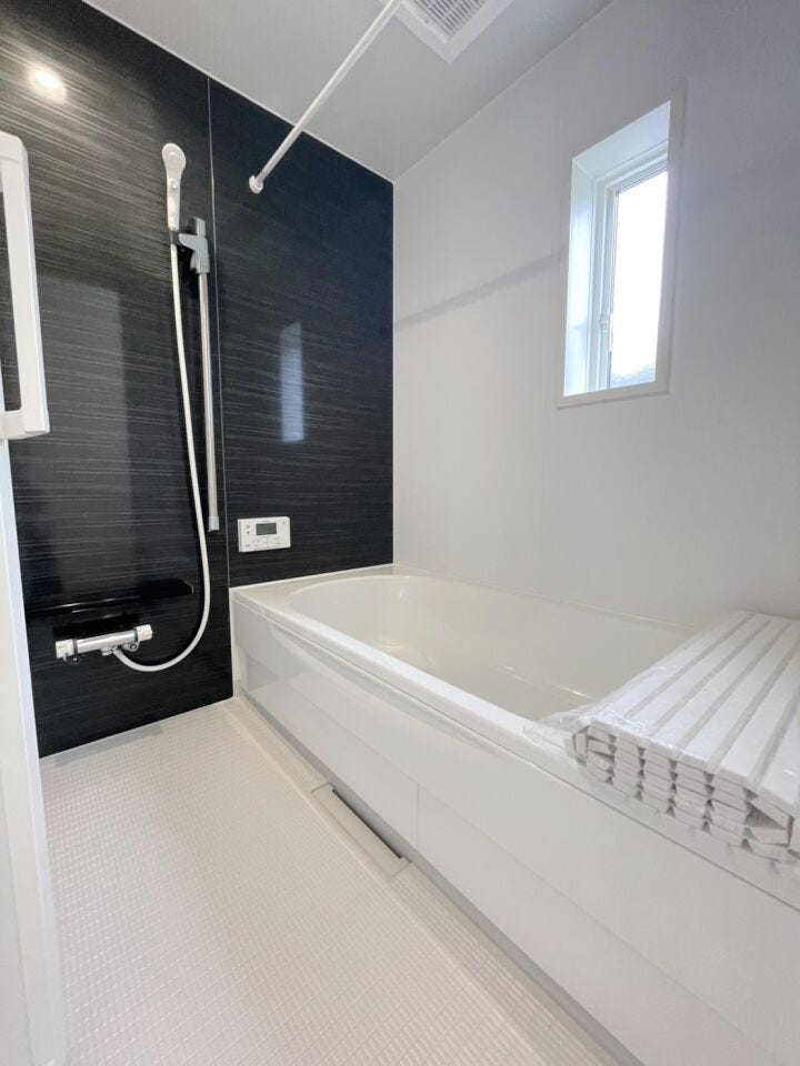 \一日の疲れを癒すバスルーム/
ゆったりとくつろげる浴室空間。清潔感のあるデザインと快適な設備で、毎日のバスタイムを心地よいひとときに。