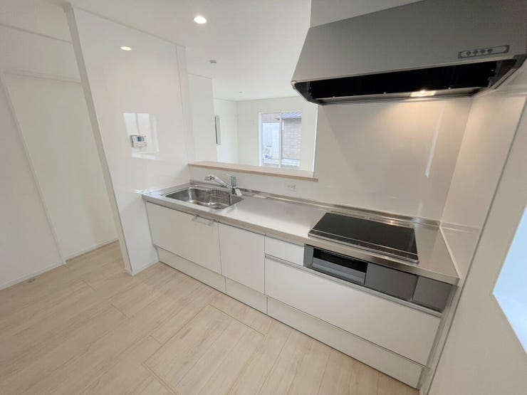 \家族との会話が弾むキッチン/
リビングを見渡せる開放的な設計で、料理中も安心。収納力も備え、毎日の家事が快適になる使いやすい空間です。