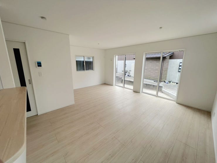 \光と風が心地よく巡るリビング/
家族が自然と顔を合わせる開放的な空間設計。ゆとりある広さで家具の配置もしやすく、毎日を快適に過ごせます。