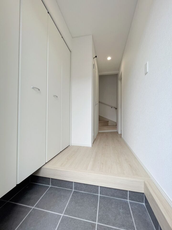 \住まいの第一印象を彩る玄関/
ゆとりある空間設計で、家族の「いってきます」と「ただいま」を心地よく迎えます。収納力も備え、すっきりとした玄関を保てます。