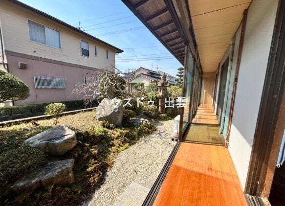 縁側からは庭が見えてリラックスした気分になれますね。縁側の窓を一気に開けると換気も一気にできますので天気のいい日は換気をして新鮮な空気で家で過ごすことができます。