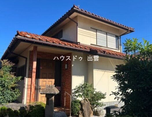 玄関付近の外観写真になります。雨よけもありますので雨の日も玄関を出てから傘をゆっくりさせますので安心ですね。
