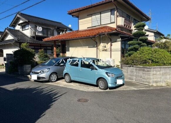 駐車スペースは拡張して2台停めれるようにする予定です。角地のお家です。車で敷地に出入りがしやすそうなお家です。