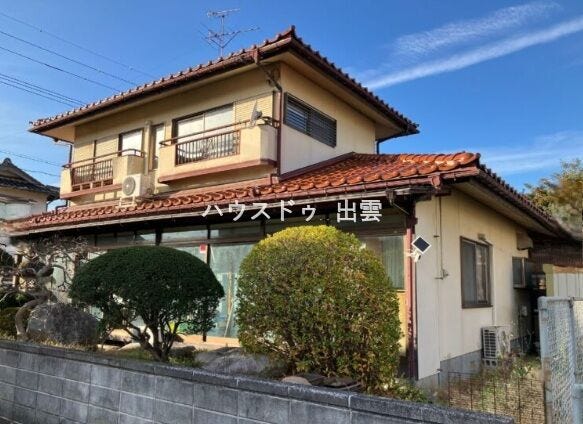 【外観】
和風のお家です。塀があるのでプライベートは守られます。植栽もあり落ち着いた雰囲気の家ですね。縁側もあります。