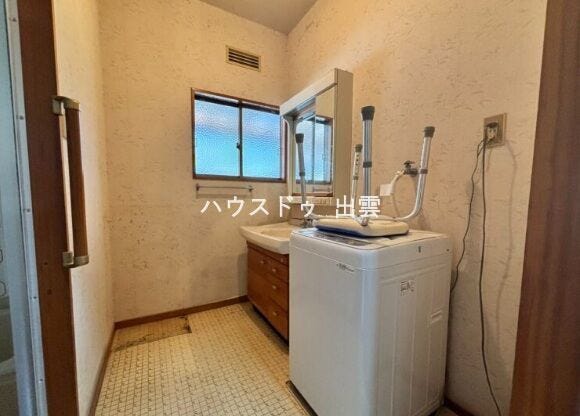 洗面台は大きな鏡が付いているので外出前に全身チェックができます。下は収納になっていますので洗面所で使うものやお風呂場で使うものを収納出来ます。