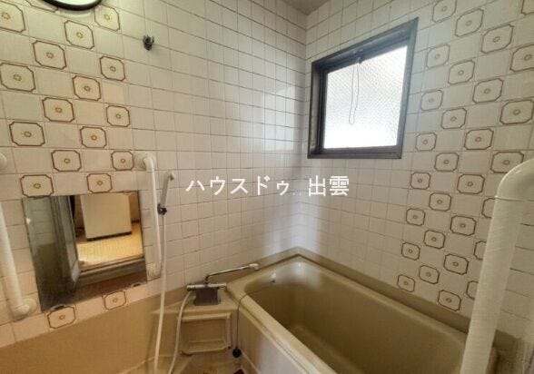 浴室は壁に模様がありお洒落な雰囲気がありますね。色合いが落ち着いているのでリラックスできそうですね。