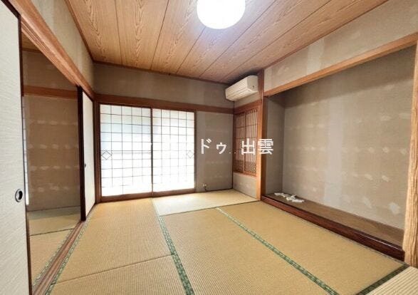 和室には大きな床の間があるので季節ごとの飾りをたくさん飾れますね。エアコンも付いているので夏や冬場も温度の調整が可能です。