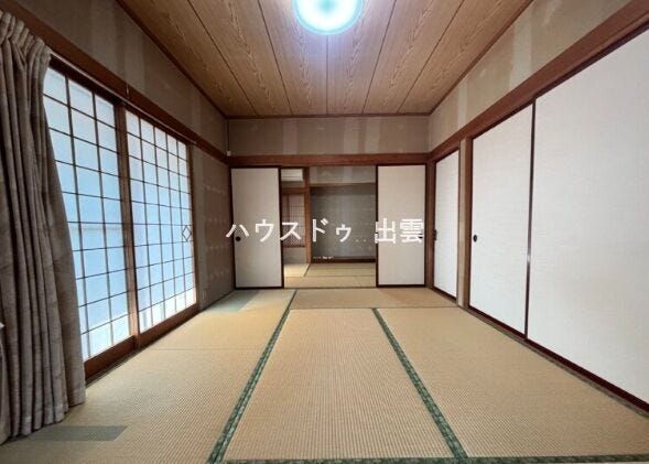 和室は続き間になっているので来客が多い際は襖をあけて広く使うこともできます。押入もありますので収納もたくさんできます。