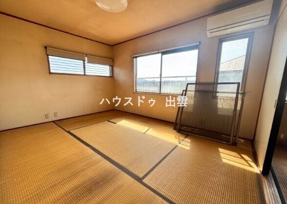 二階の和室は窓があり換気が出来ます。三カ所に窓があるので明るく部屋を使用できます。エアコンも付いています。