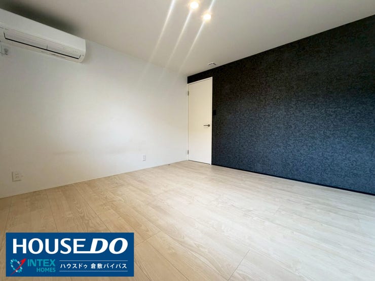 【自分らしくカスタマイズできる洋室】
白とダークカラーのコントラストが美しいデザイン。シンプルなベッドやデスクを置くだけで、まるでホテルのような洗練された空間に仕上がるこだわり派に嬉しいお部屋です♪