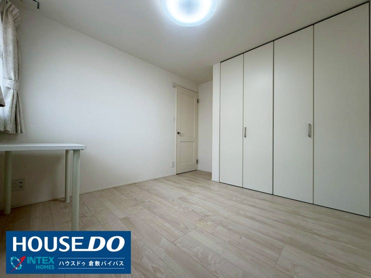 【お部屋を広々と使える!壁一面のクローゼット】
大きなクローゼットが完備されているのでお洋服や季節物の収納もバッチリ!収納家具を最小限に抑えられる分お部屋を本来の広さでゆったりと使うことができます☆