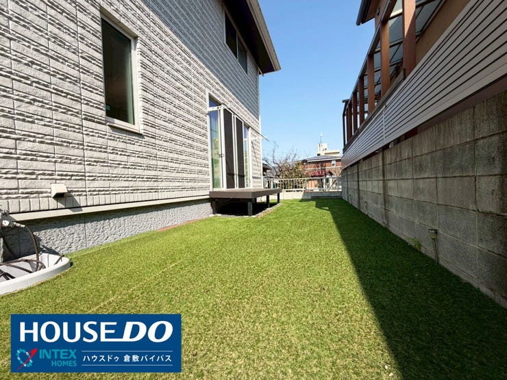 【便利なウッドデッキ風ステップ付き】
窓の外にはお庭への出入りがスムーズになるステップを完備。ちょっとした腰掛けとしても利用できるので外の風を感じながら一息つく、そんな癒やしの時間も叶います♪