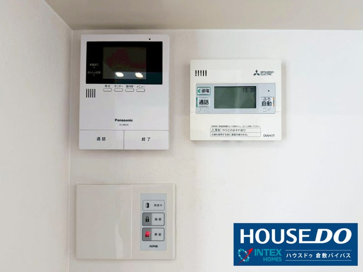 【TVモニター付インターホン】
来客を室内からカラー映像で確認できるインターホン。お子様だけのお留守番中も、相手の顔が見えるので安心感が違います!防犯面を重視するファミリーの強い味方ですね。