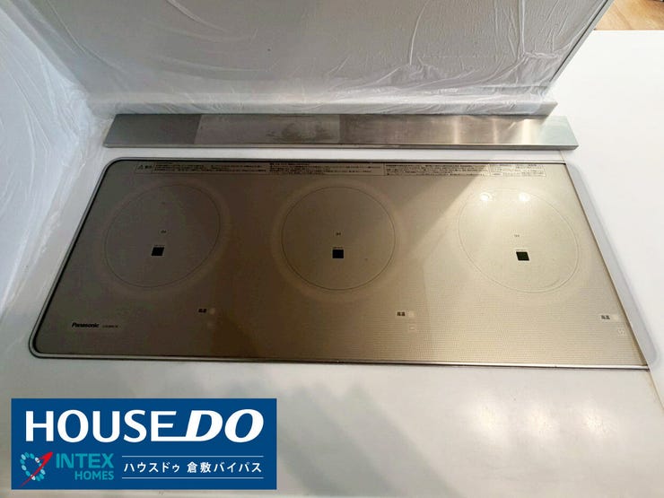 【IHクッキングヒーター】
横に並んだスッキリとした配置で、大きなフライパンや鍋を置いても余裕があります。手前にスペースができるので、盛り付けやお皿の準備も同じ場所でこなせる機能的な設計です!