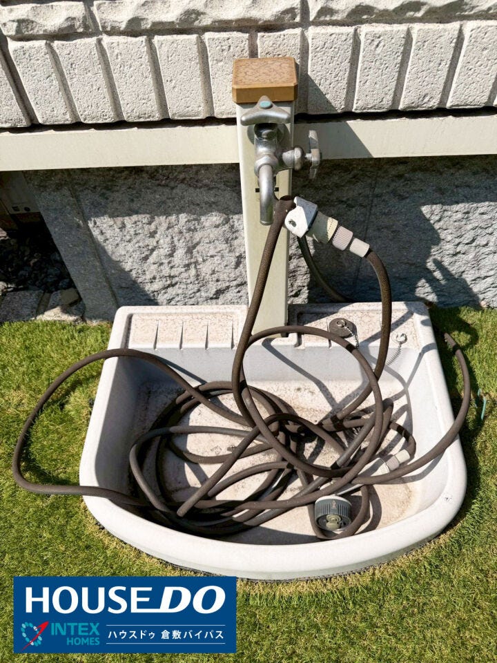 【独立型立水栓】
シンク付きのタイプなので、外遊びで泥だらけになったお子様の靴や、ガーデニング用品をその場で洗えます。お家の中に汚れを持ち込まずに済む、子育て世帯に嬉しい工夫です!