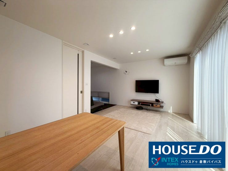 【陽光あふれる開放的なリビング】
東南向きの大きな窓から、心地よい光が差し込む約16帖の広々リビング♪朝から明るい空間で、ご家族との一日を気持ちよくスタートできそうですね!