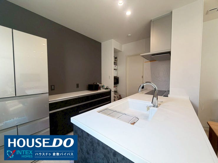 【モダンなアクセントクロスがおしゃれ】
グレーの壁紙が空間を引き締め、まるでカフェのような洗練された雰囲気を演出♪お気に入りのキッチン雑貨を並べて自分好みにカスタマイズしたくなりますね!