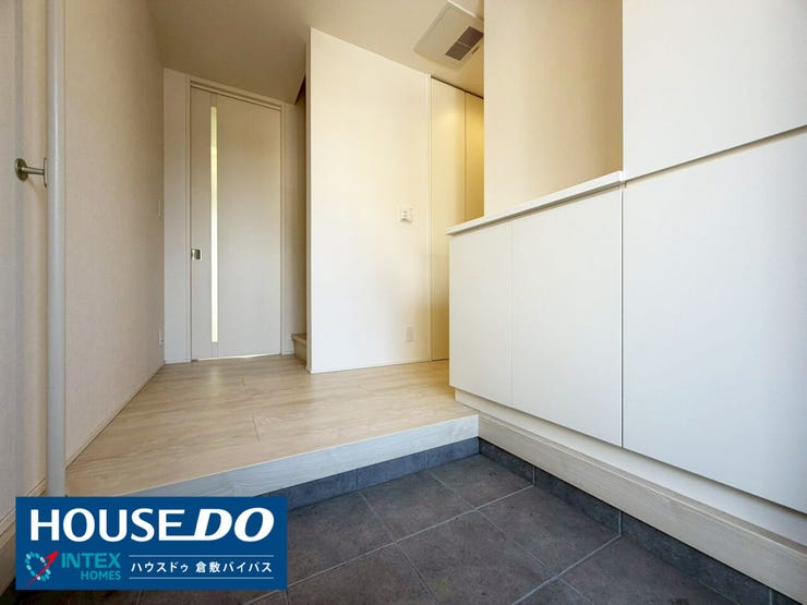 【家族を優しく迎える、明るい玄関】
北西向きでも白を基調とした内装で驚くほど明るい印象の玄関です!土間収納付きでベビーカーや外遊びのおもちゃ、ゴルフバッグもスッキリ収まる土間収納を完備◎