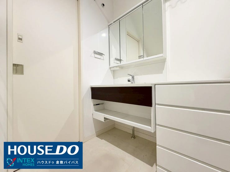 【収納量たっぷり!整理整頓が叶う空間】
洗面台の横には便利な引き出し収納も完備。タオルやパジャマ、洗剤のストックなども一箇所にまとめられるので、家事動線がスムーズになりお風呂上がりの準備も楽々です♪