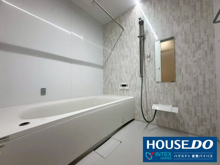 【清潔感あふれる、明るいバスルーム】
白を基調とした清潔感のあるデザインにスタイリッシュなシャワーヘッドが映えます。鏡周りもスッキリとしていてお掃除がしやすくいつでも気持ちよくお使いいただけます☆