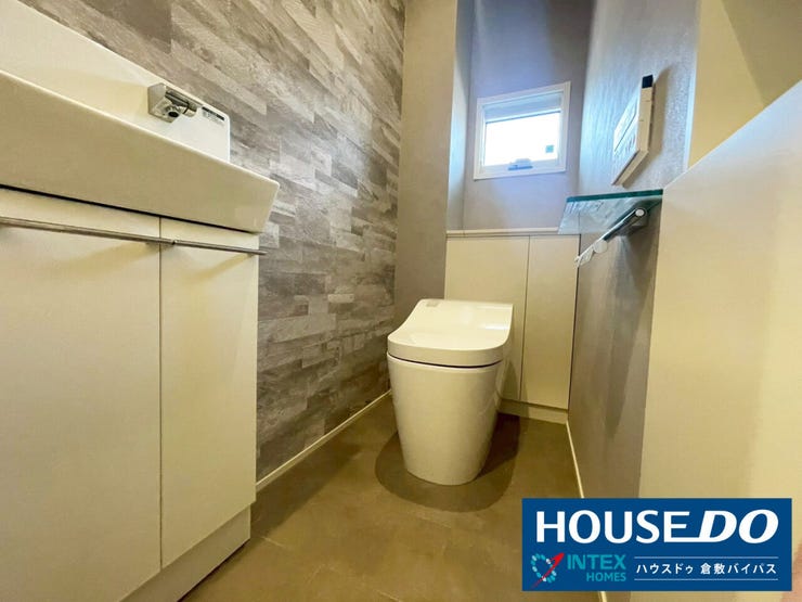 【小窓から差し込む心地よい光】
明るい光と風を取り込める小窓付き。こもりがちな空気もサッと入れ替えができ、爽やかな空間を保てます◎ガラス棚のカウンターには、お好みの芳香剤や小物を飾るのも素敵!