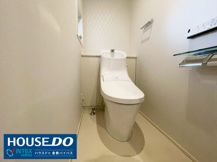 【上品なアクセントクロスで安らぎの空間】
奥の壁にあしらわれた繊細な模様のクロスが落ち着いた雰囲気を演出。清潔感のある白をベースにさりげないこだわりが光る居心地の良いプライベート空間になっています♪