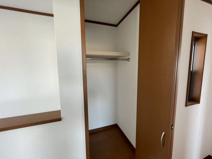 廊下収納があることで、室内がすっきり見え、整理しやすい住まいです。