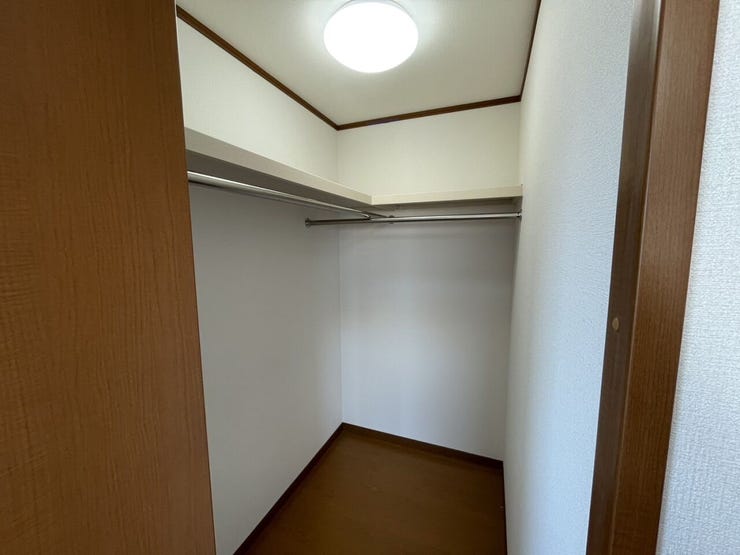 洋室7帖にはWICを備え、衣類や荷物をたっぷり収納できる主寝室として使いやすい空間です。