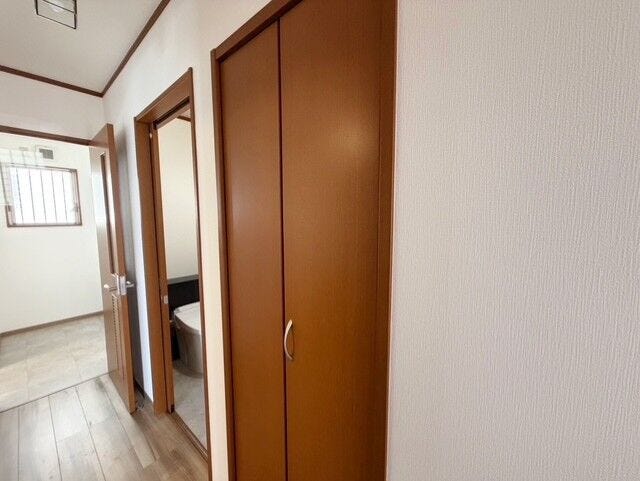 廊下収納があり、掃除道具や日用品のストックをすっきりまとめられる便利なスペースです。