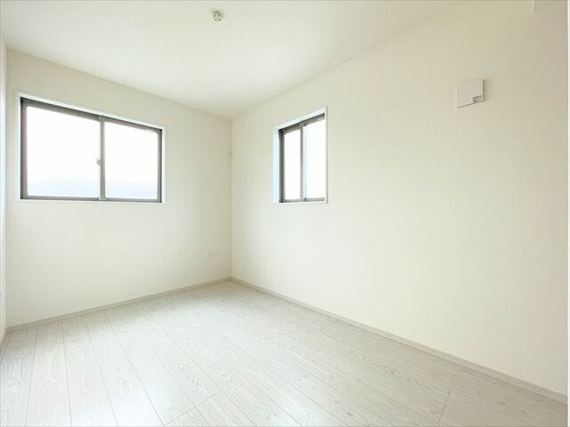 2面採光で明るい洋室。
寝室や子ども部屋として使いやすい一室です。