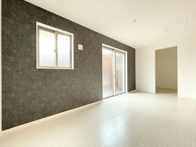 アクセントクロスで、
お部屋に落着き感のある大人の空間を演出。
外からの採光を取り入れることが出来るデザイン性の高い空間です。