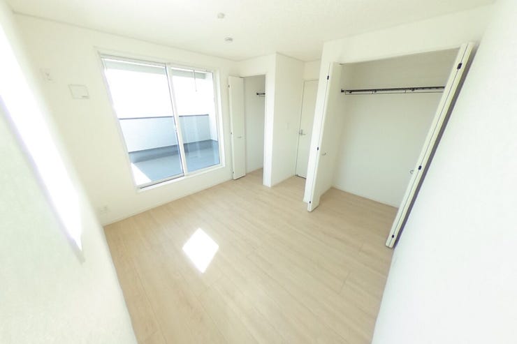 ●5.7帖洋室●白を基調とした明るい洋室です。好みの別れない配色なので、カーテンや家具の色味でお好みの空間にカスタマイズできます♪お子様部屋としてもお使い頂けます♪バルコニーへの出入りも出来ます♪