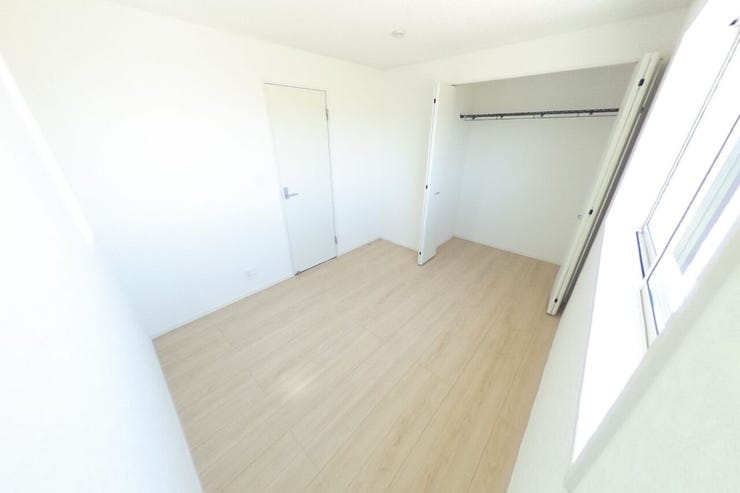 ●5.2帖洋室●白を基調とした明るい洋室です。好みの別れない配色なので、カーテンや家具の色味でお好みの空間にカスタマイズできます♪お子様部屋としてもお使い頂けます♪(南アルプス市藤田 新築建売住宅)