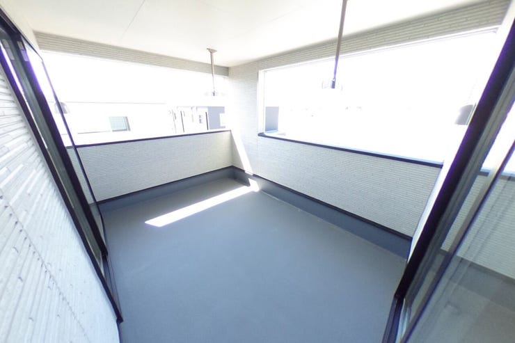 突然の雨にも安心のインナーバルコニーです。共働き世帯にも好評です。ワイドサイズでお布団干しにも重宝します♪(南アルプス市藤田 新築建売住宅)