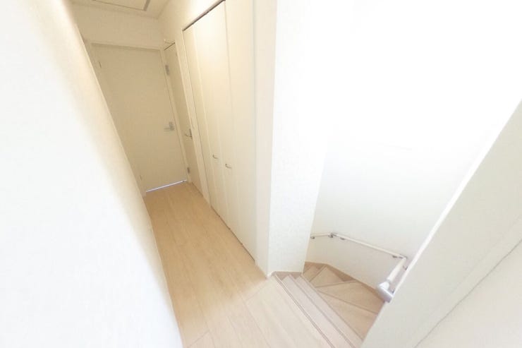 ●2階廊下●明るい廊下スペースです。階段には手すりがございます。廊下にも収納があり、ご家族で共有で使用される物やストック品の収納にも便利です。(南アルプス市藤田 新築建売住宅)