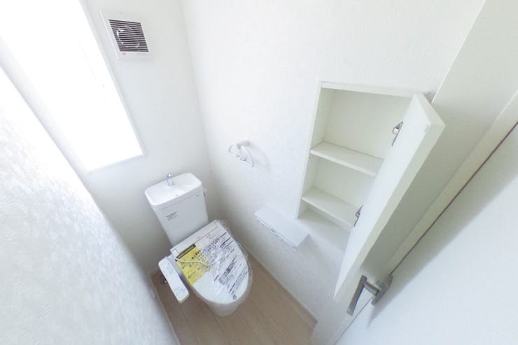 ●2階お手洗い●お手洗いは1階、2階共に手洗いタンク、タオル掛け、収納、ウォシュレット機能搭載です。(南アルプス市藤田 新築建売住宅)