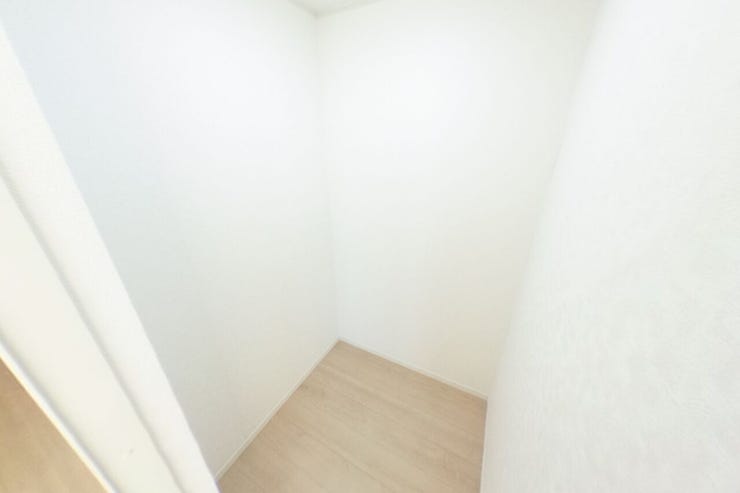 ●ファミリークローク●ストック品やお掃除用具など、ご家族共有で使用する物の収納にも便利です。リビング小物やお子様の玩具等も収納でき、リビングをスッキリとお使いいただけます♪(南アルプス市藤田 新築建売