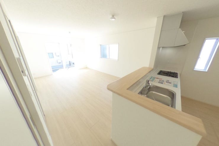 白を基調とした明るい17帖のLDKはダイニングスペース、リビングスペースと分けて使用してもゆとりのある広さです♪リビング全体を見渡せる対面キッチンで小さなお子様のいらっしゃるご家庭にも安心です♪